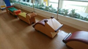 座る椅子がかわいいです。