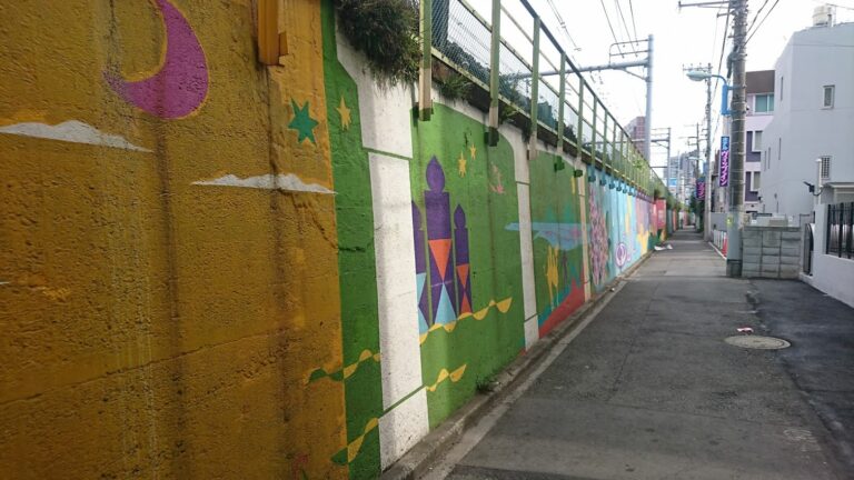 新大久保の近くの線路の壁