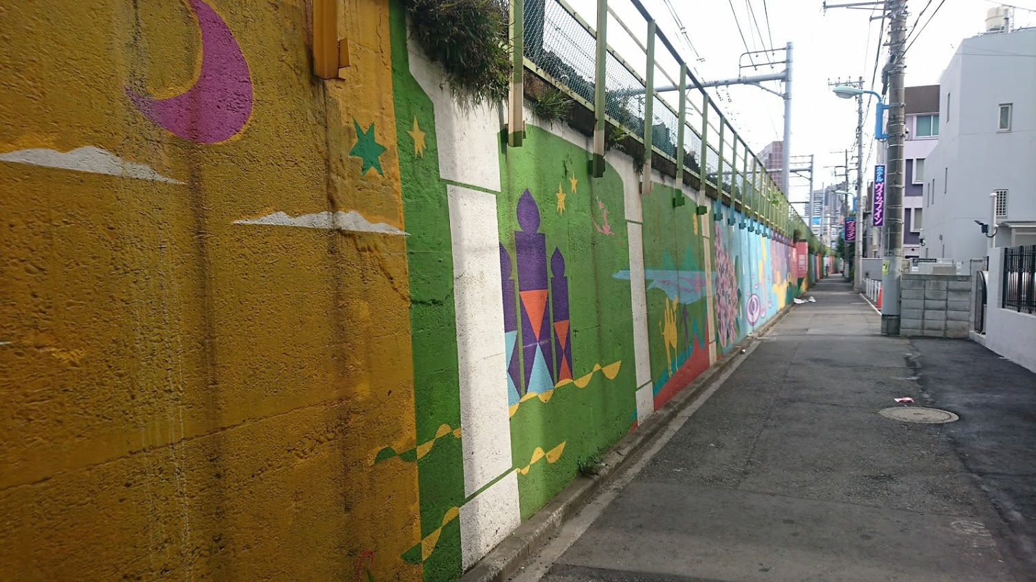 新大久保の近くの線路の壁