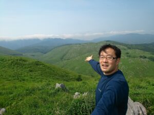 秋吉台の近くの山より秋吉台を眺めて(水谷真実)