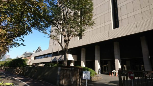 東京地方裁判所の入り口