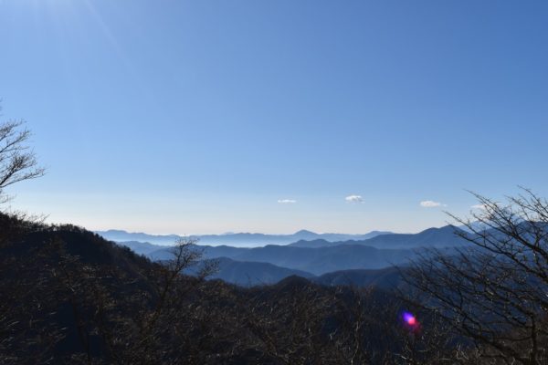 雲取山の頂上は眺望がよく360度山々が見渡せます