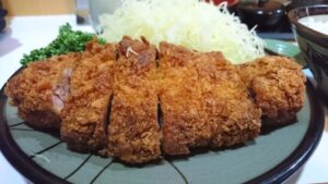 新宿の西口方面にある豚珍館のとんかつが食べ応えがある
