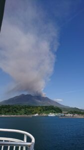 風が強いと噴煙が流れてきます