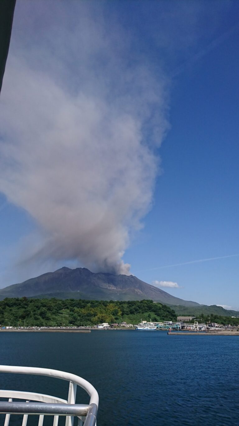 風が強いと噴煙が流れてきます