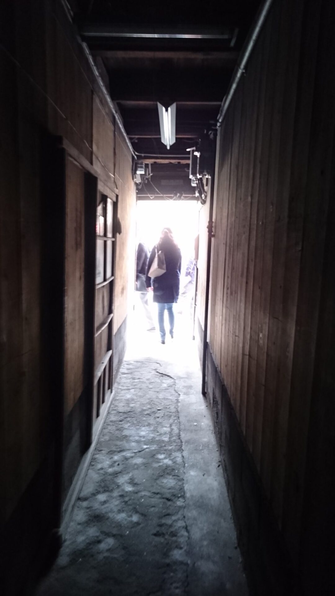 通路は狭くて心細くてもその先に出口があります