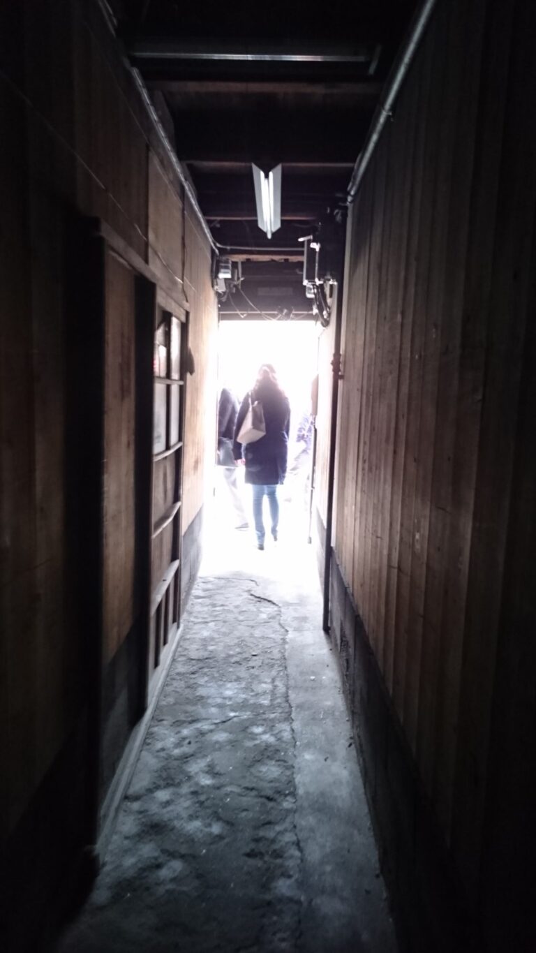 通路は狭くて心細くてもその先に出口があります