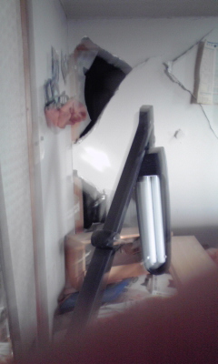 東日本大震災で壊れた自宅の壁