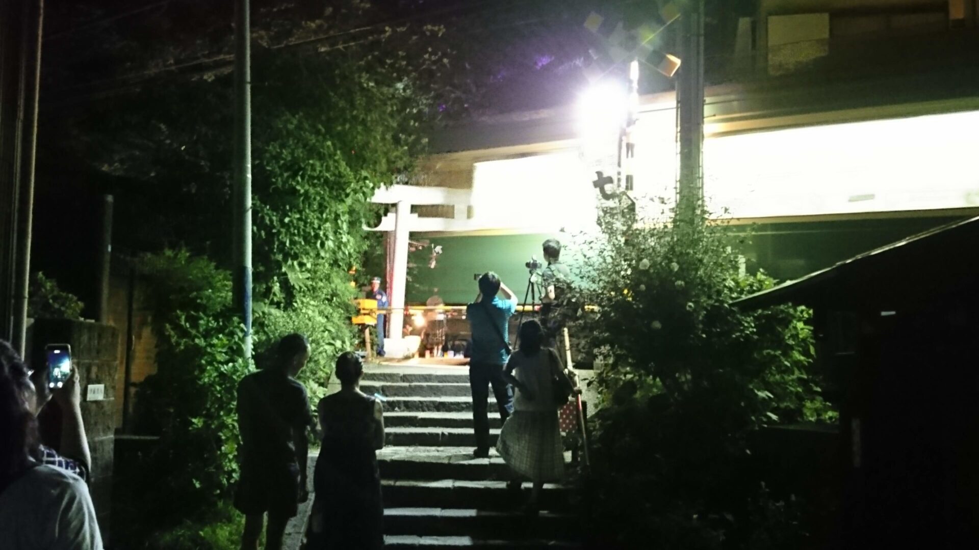 鎌倉の御霊神社の不思議な電車の写真