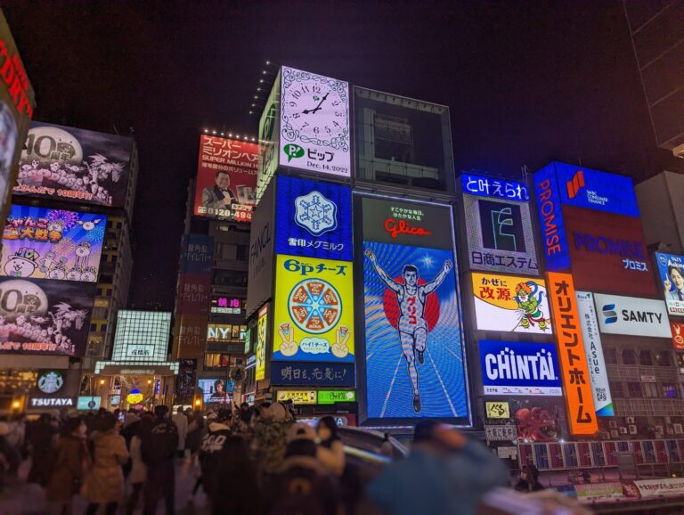 大阪の道頓堀のグリコのディスプレイ前