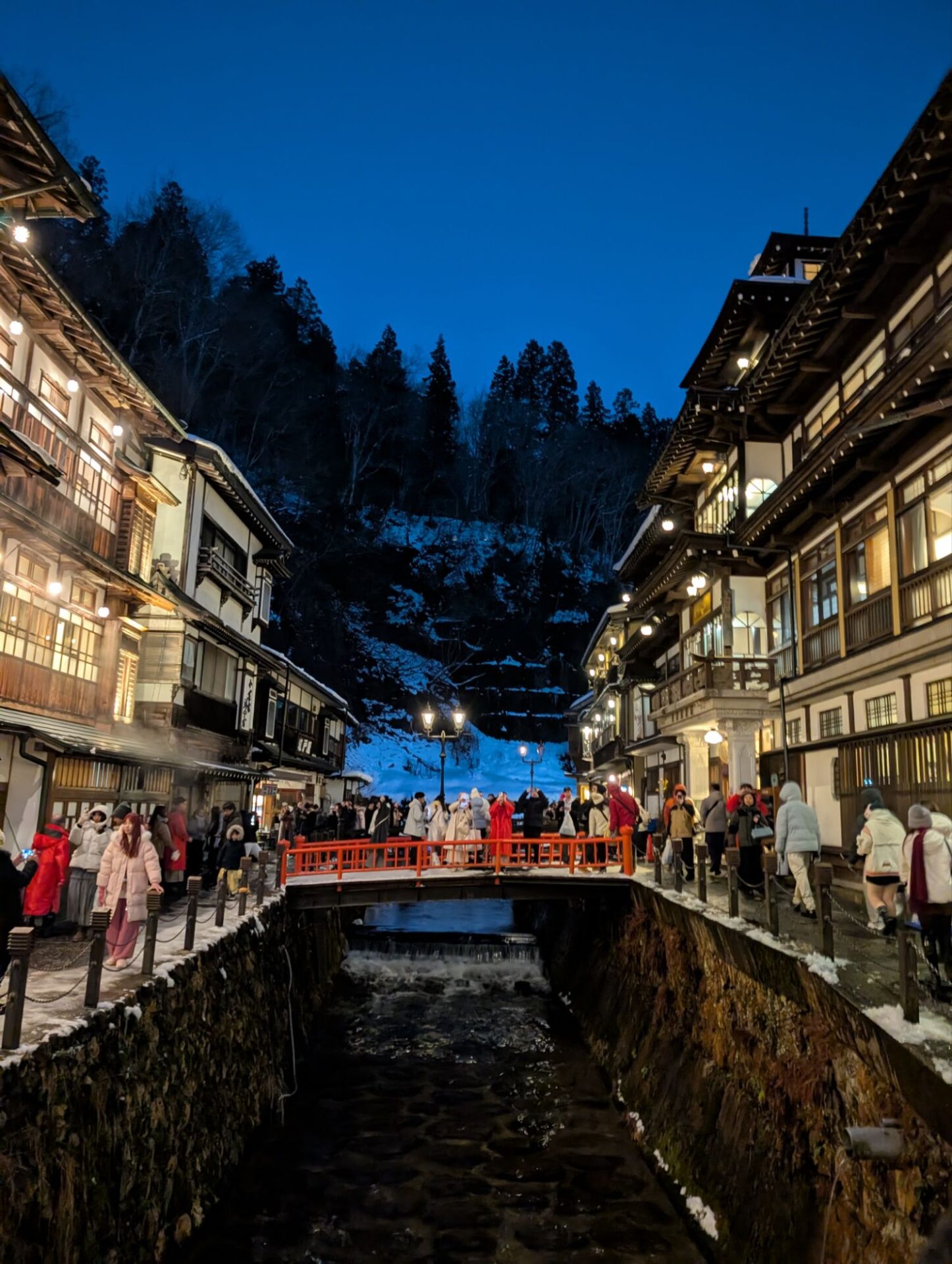 銀山温泉の温泉街の街並み