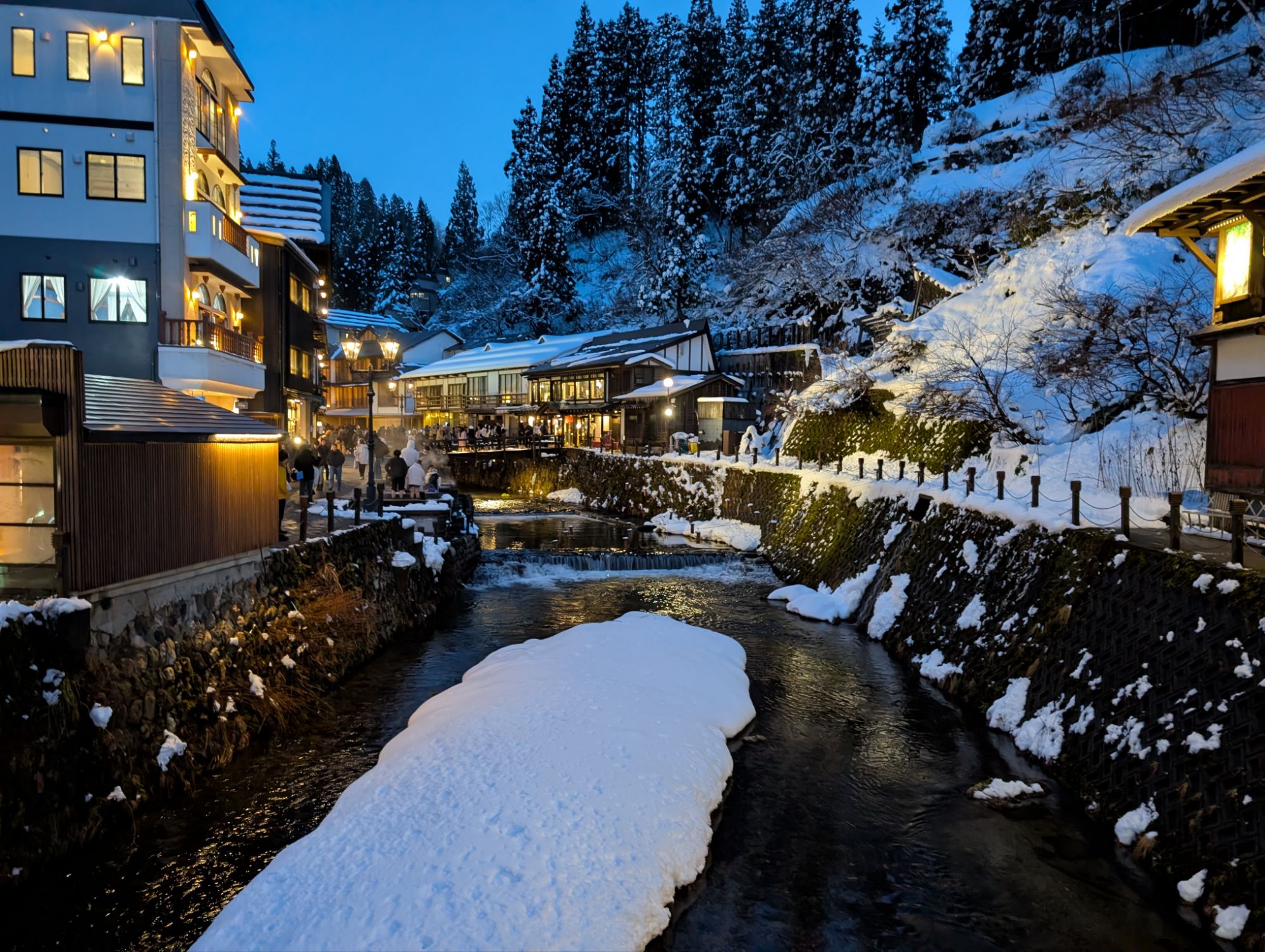 銀山温泉の温泉街の入口辺りです