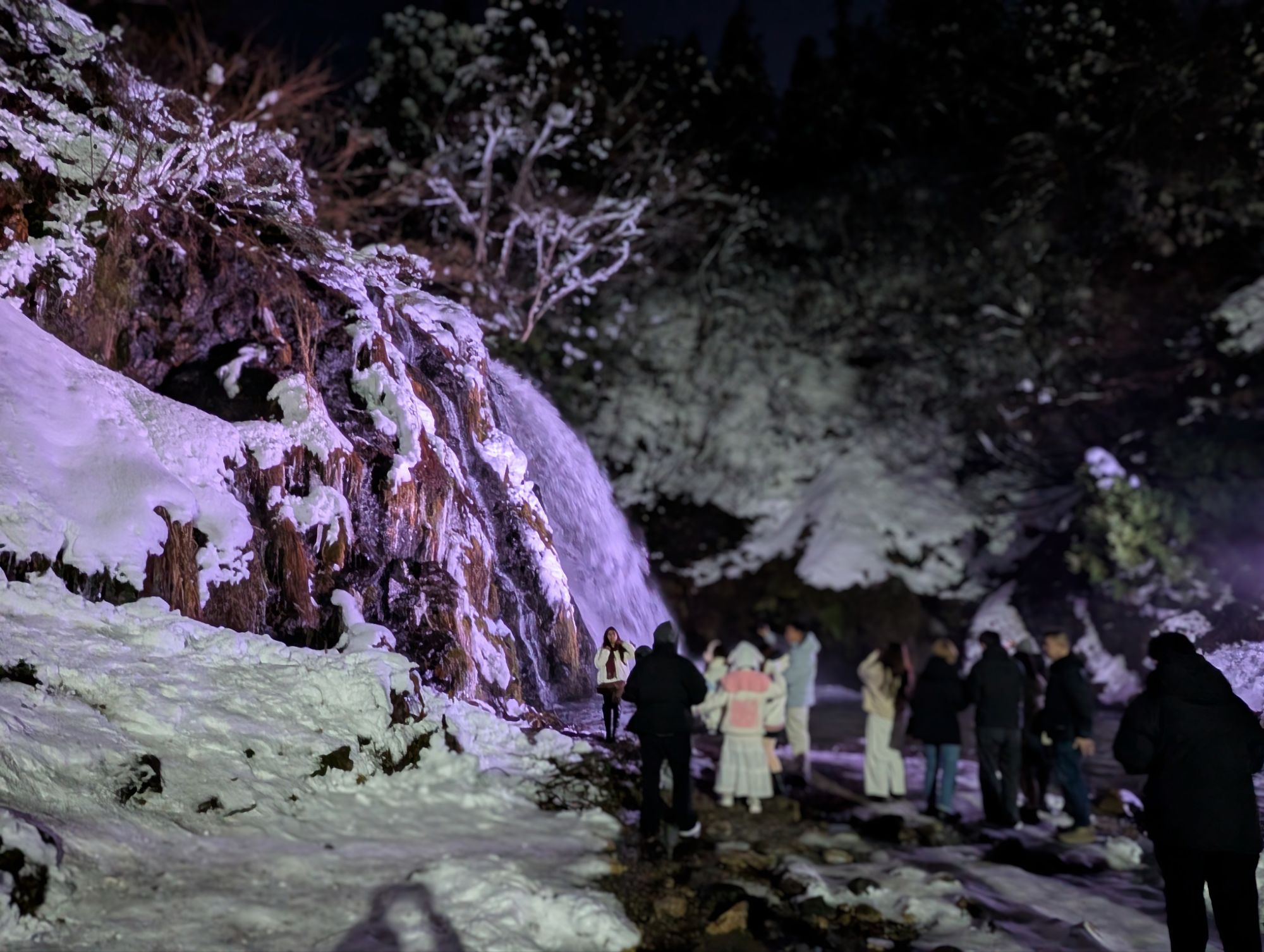 銀山温泉の温泉街の一番奥の滝
