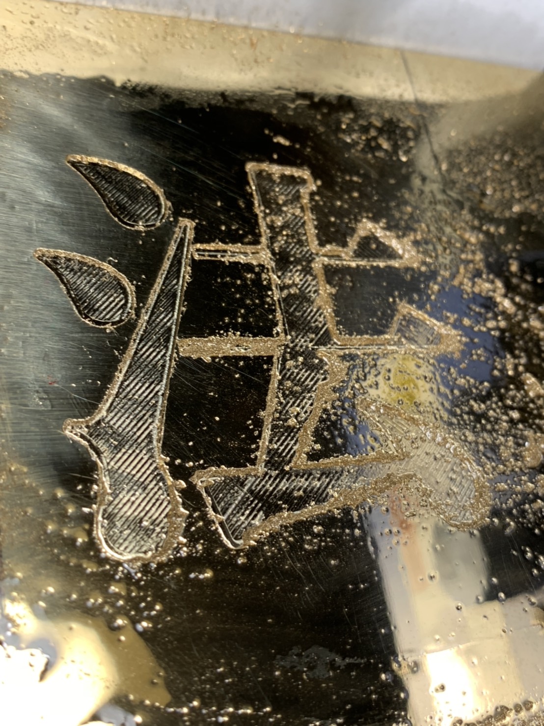 まこと法律事務所の法の字を彫っているところです