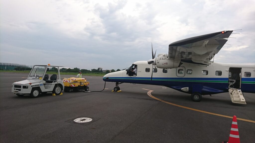 調布飛行場の大島行きの小型飛行機