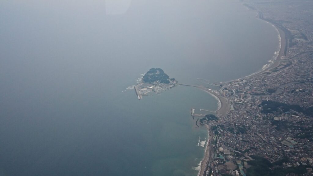 大島行きの飛行機から江ノ島を眺めて