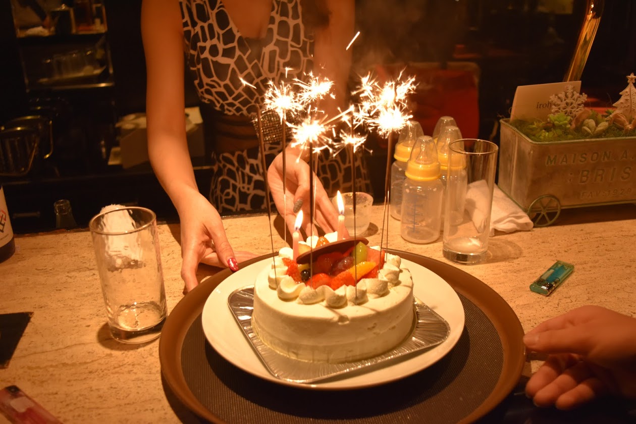 誕生日のメンバーのためにお祝いのケーキを容易