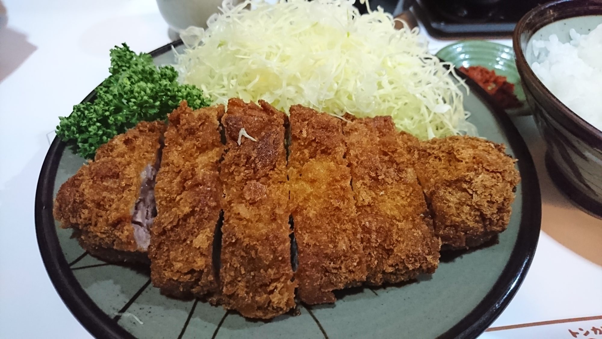 できたてあつあつのとんかつ