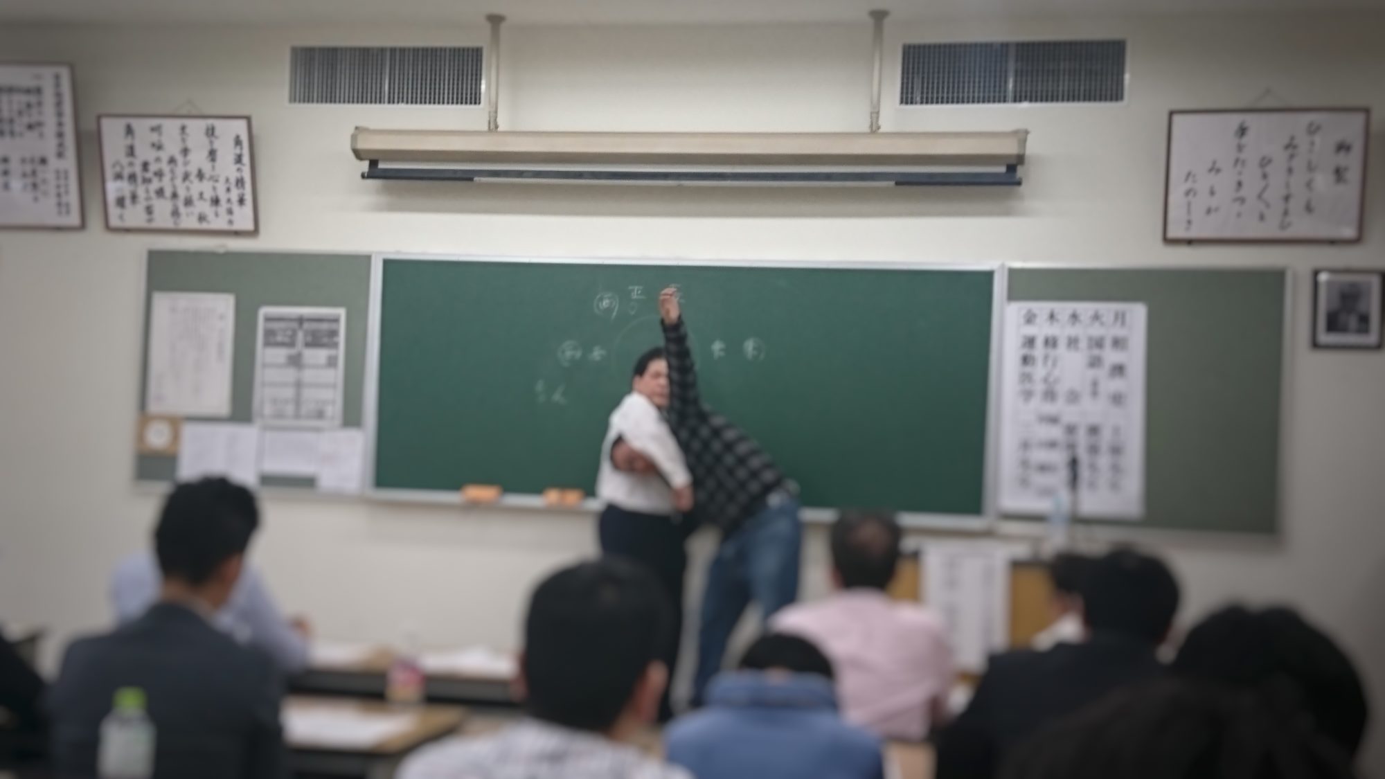 首を抱え込むのは危ないので禁止です