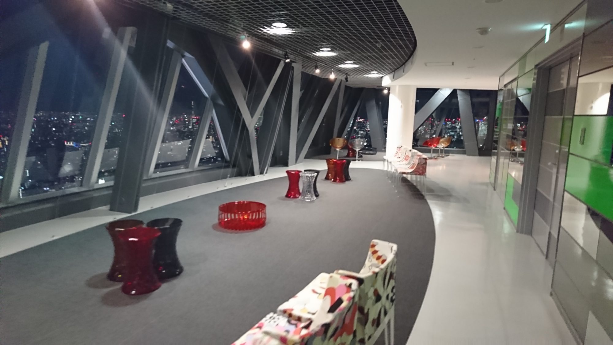 おしゃれな椅子などがおいています