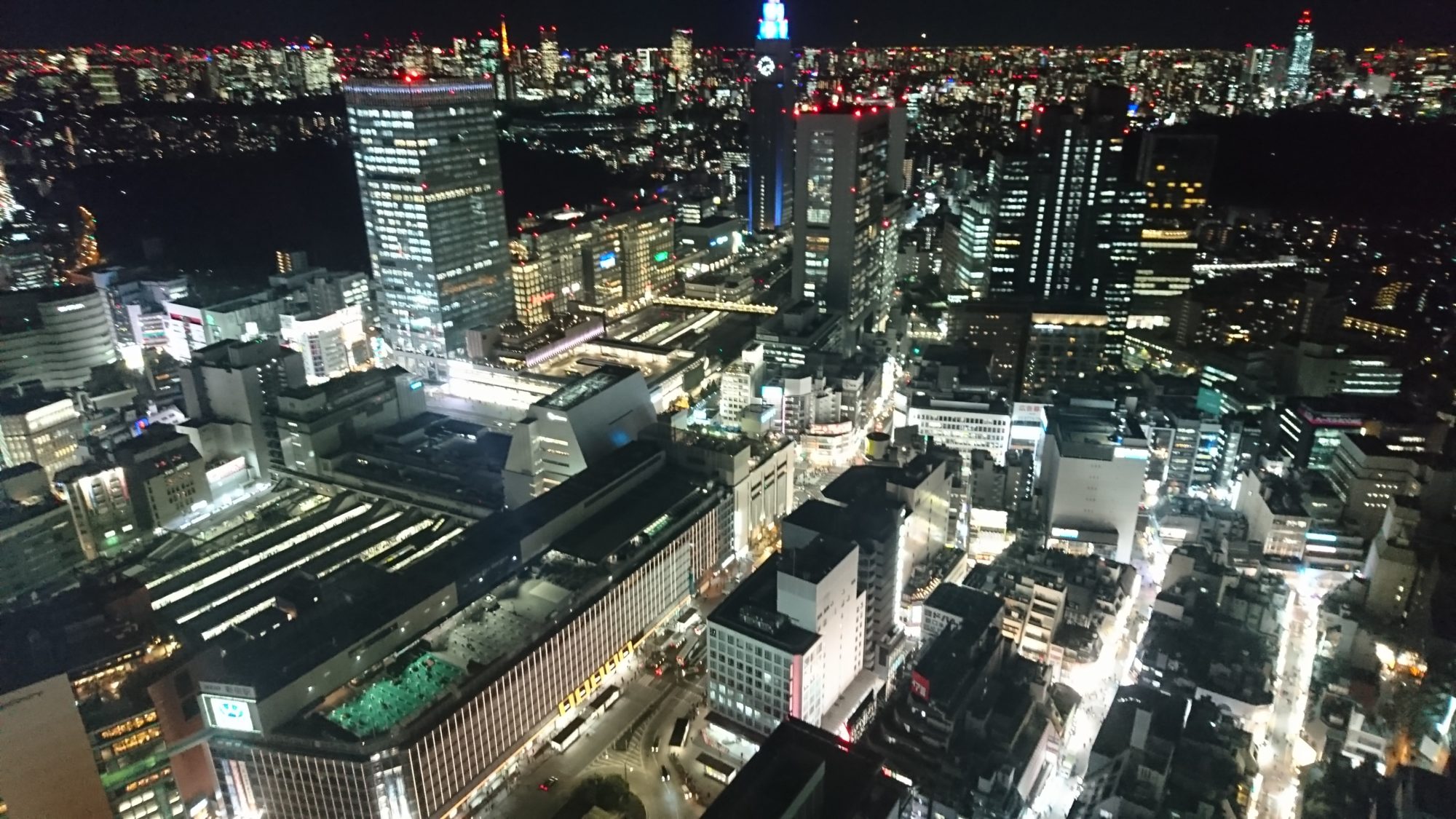 新宿駅が真下に見えます