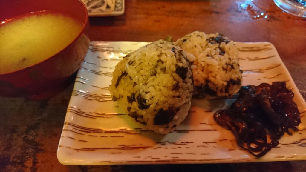海藻の入ったおおきなおにぎり