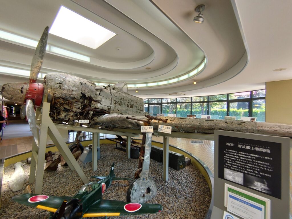 海中から引き上げられた海軍の零式艦上戦闘機