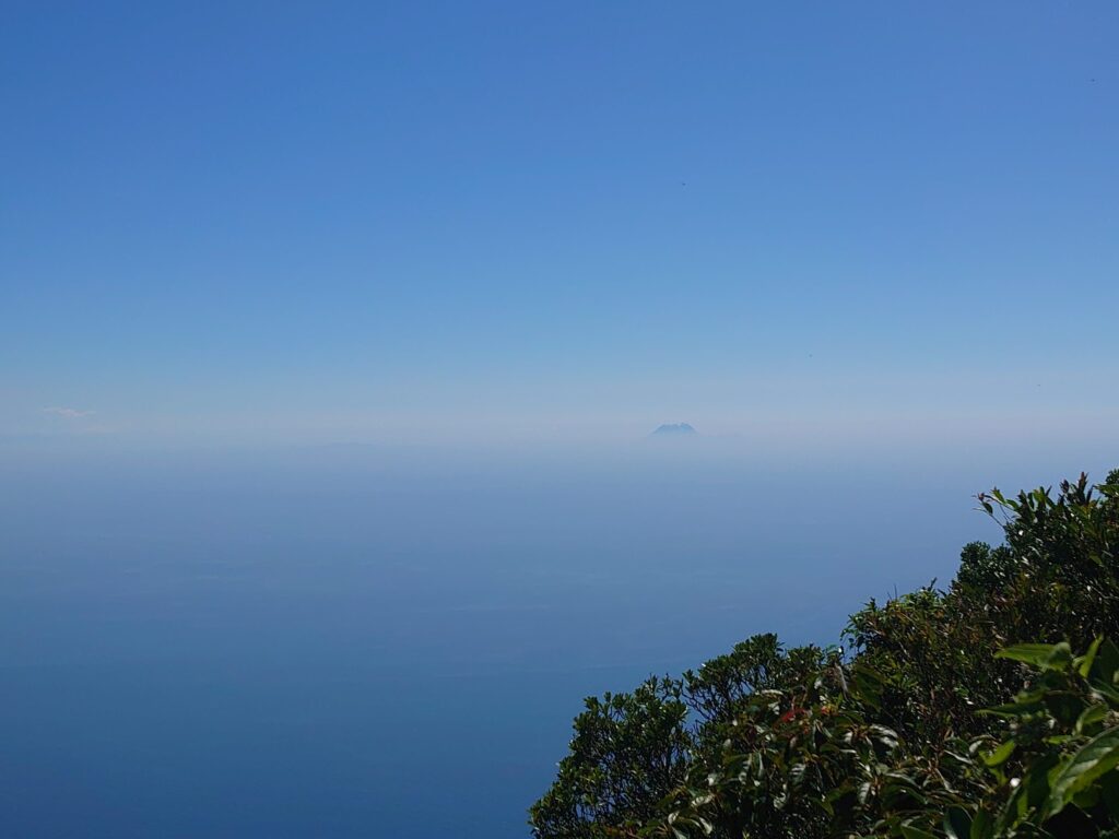 屋久島がうっすらとみえます