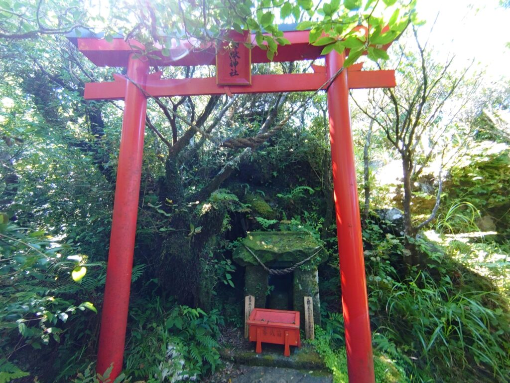 開聞岳の山頂付近にある神社。