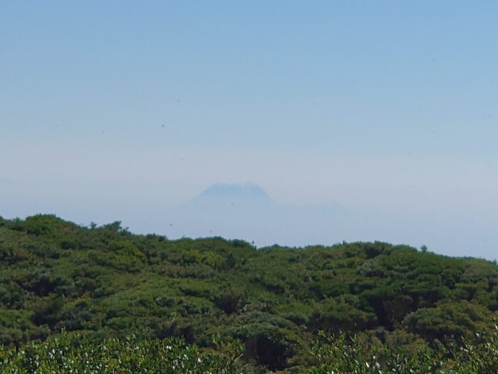 開聞岳の山頂。種子島がうっすら見えます。