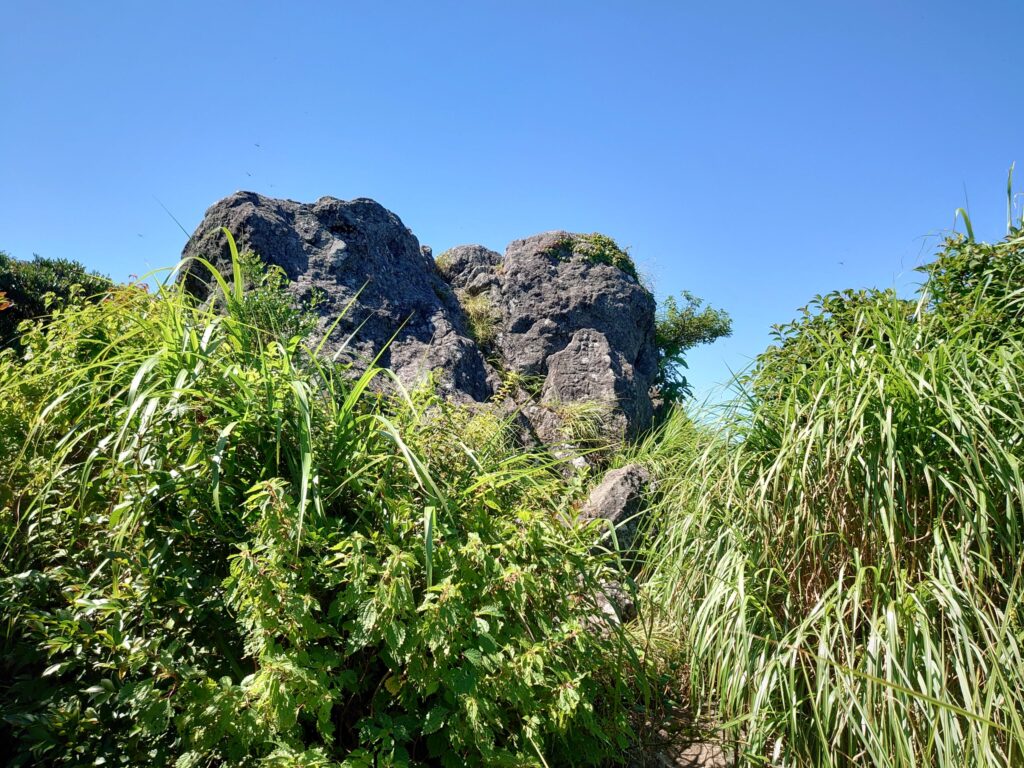この岩が開聞岳の山頂です