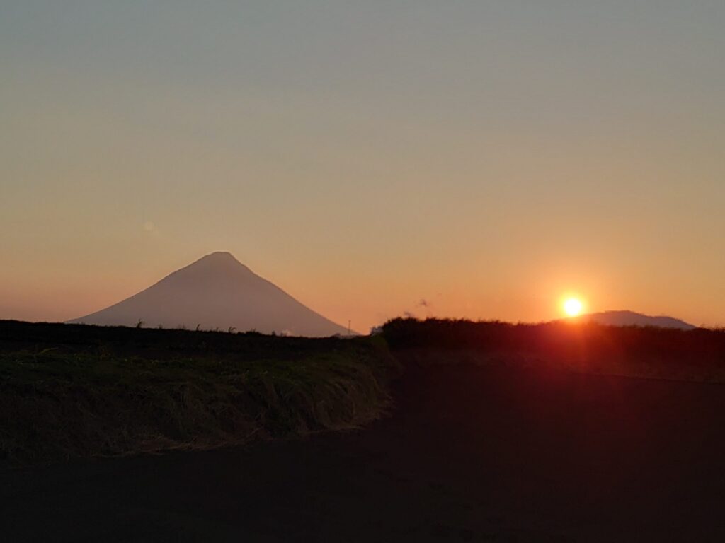 夕暮れにそまる開聞岳