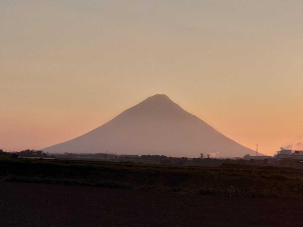 夕暮れにそまる開聞岳