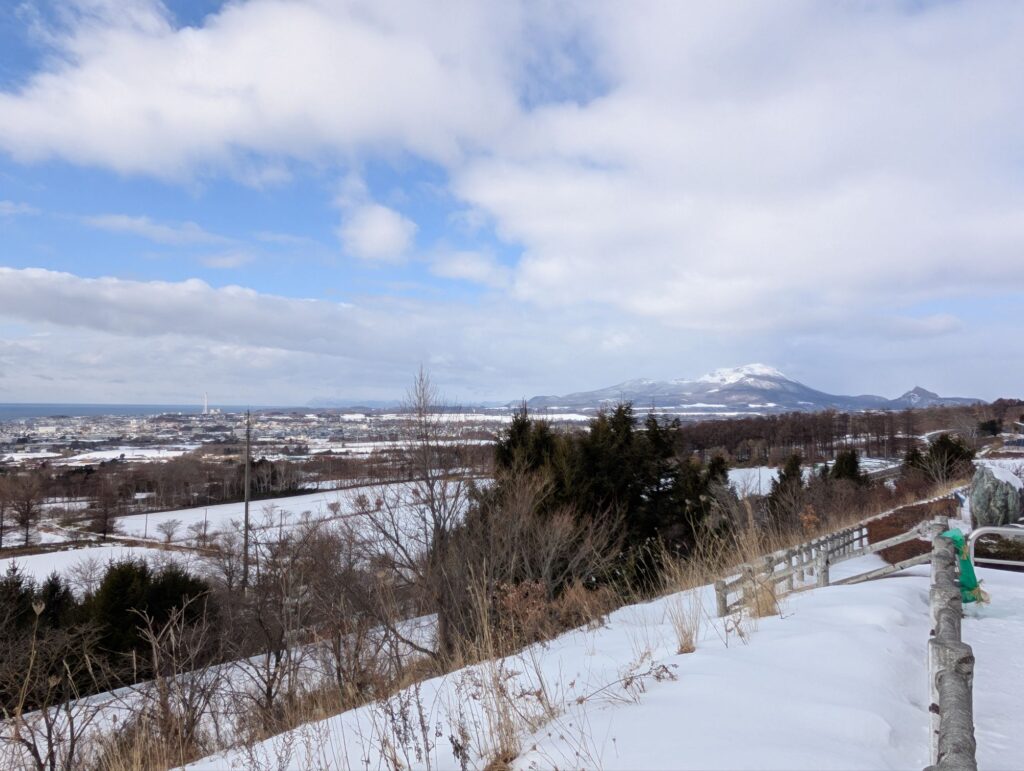 広々とした伊達市の街並みと迫力ある有珠山