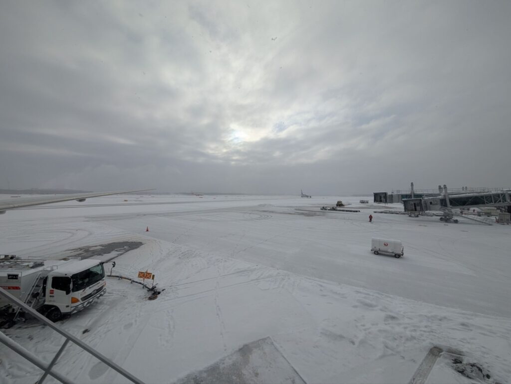 新千歳空港は雪で覆われていたけど穏やかな雰囲気でした
